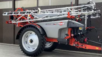 Az öblítőtartály a gép tömegközéppontjában