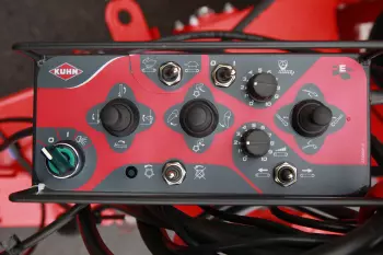 Ergonomikus elektromos vezérlőelemek a KUHN PRIMOR 5570 M szalmafúvó és takarmánykiosztó kényelmes napi használatához