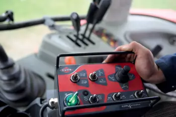 Ergonomikus elektromos vezérlőelemek a félig függesztett KUHN PRIMOR 2060 M szalmafúvó és takarmánykiosztó kényelmes napi használatához