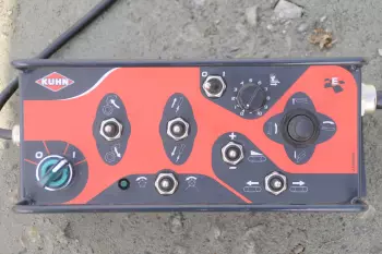Confort de la commande électrique pour un usage quotidien sur la pailleuse hacheuse distributrice KUHN PRIMOR 4260 M CUT CONTROL