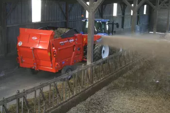 En position escamotée, le contre-couteau de la PRIMOR 4260 M CUT CONTROL permet d'assurer la confection des litières sur les aires paillées