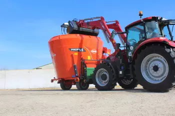 PROFILE PLUS 1 DL takarmánykeverő-kiosztó kocsi munka közben