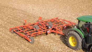 Dupla „U"-henger működés közben, köves talajon