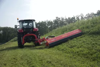Lejtős területek egyszerűbb karbantartása döntött helyzetű TBES 262 típusú szárzúzóval
