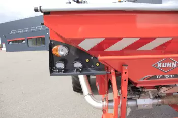 Leforgatási próba indítását szolgáló kalibrációs gomb könnyen hozzáférhető, a fülkébe történő beszállás nélkül.