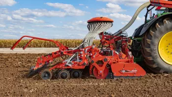 Combiné de semis au travail composé de la herse ortative HR 4530 RCS et de la barre de semis BTFR 4530