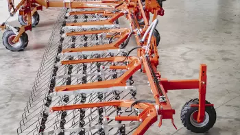Photo des roues de jauges (avant/arrière) de la herse étrille TINELINER