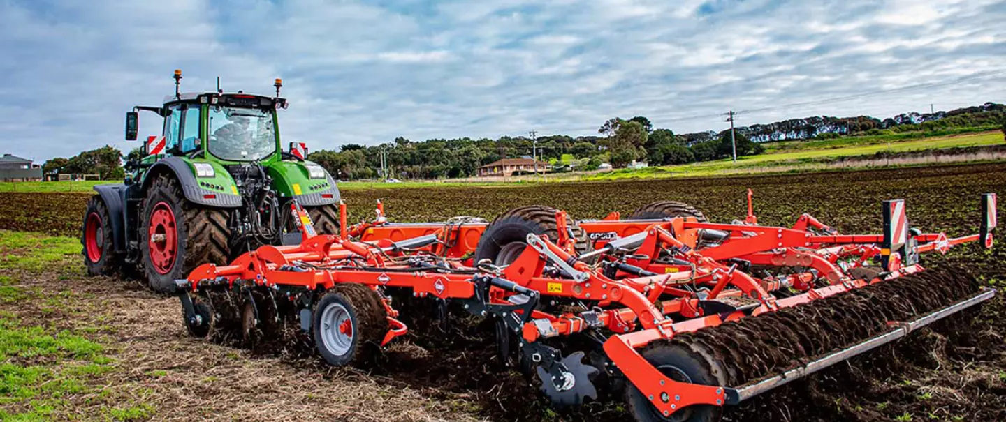 Vue sur un cultivateur profond PERFORMER 6000 KUHN pour déchaumage