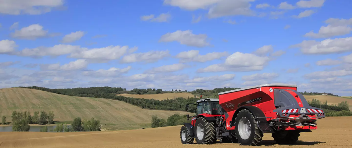 AXENT műtrágyaszóró munka közben a szántóföldön