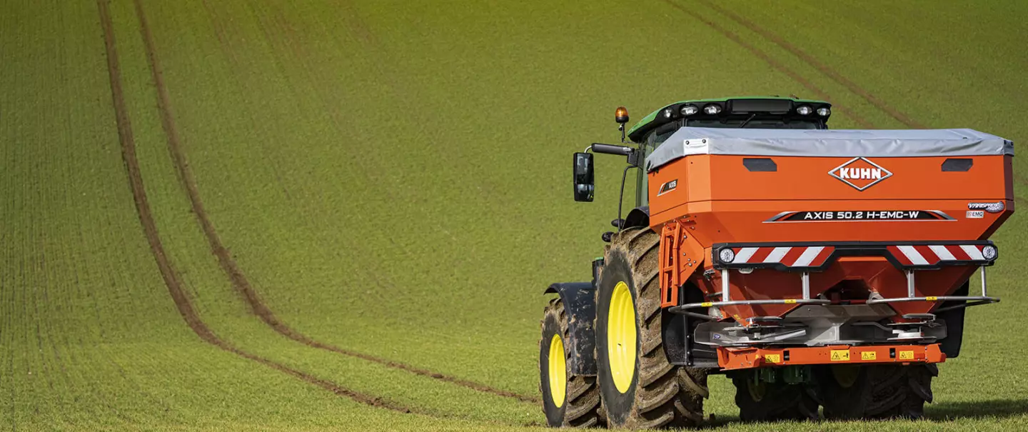 AXIS 50.2 H-EMC-W műtrágyaszóró munkavégzés közben