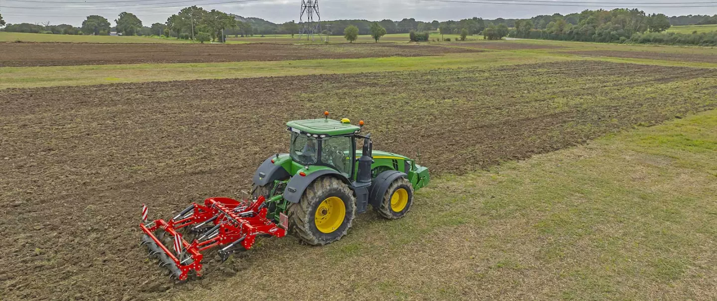 El descompactador trabajando en una parcela