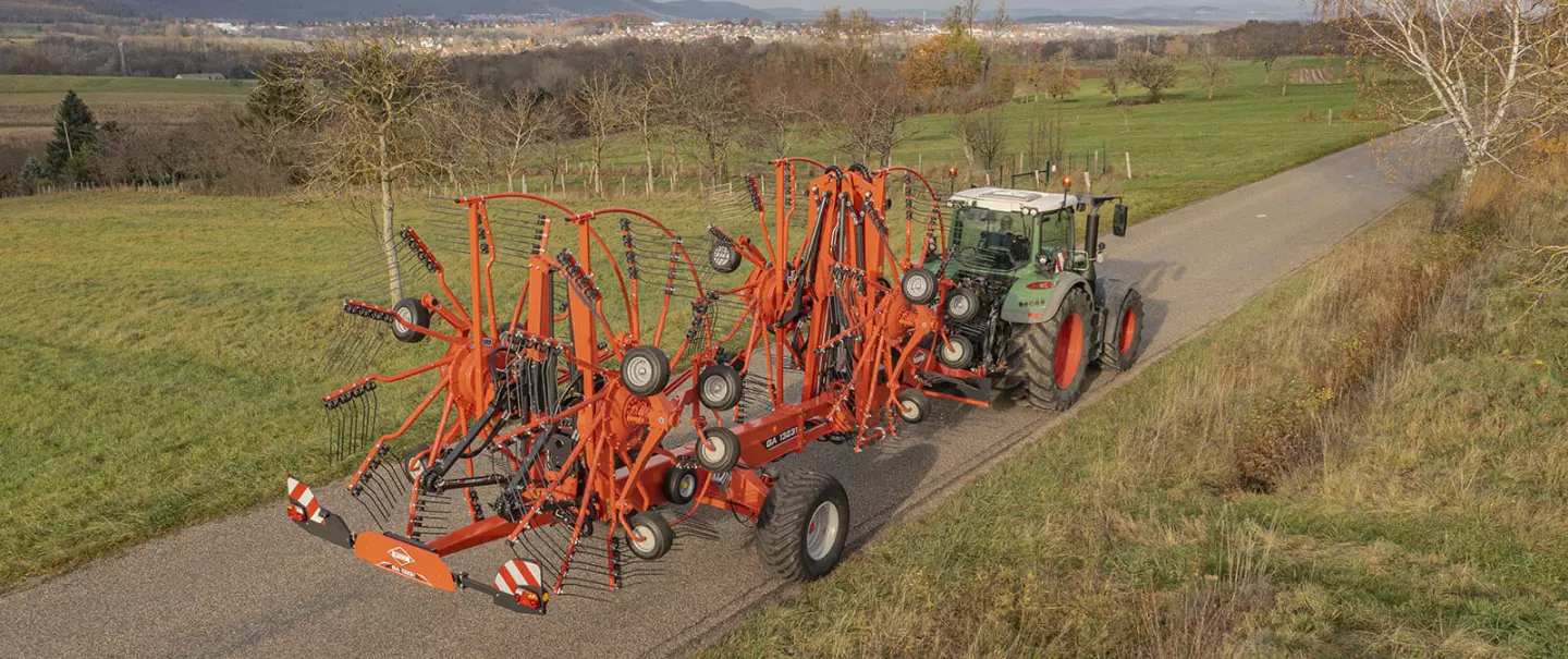 A GA 13231 4-rotoros rendképző vonulásra készen