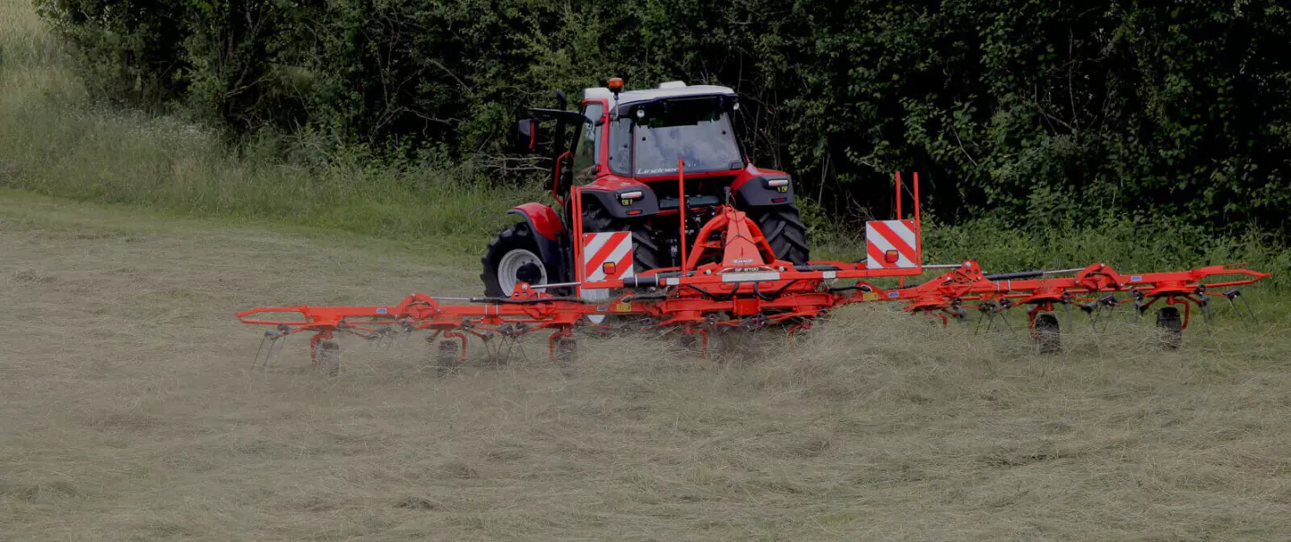 GF 8700 típusú rendterítő munkavégzés közben, füves területen