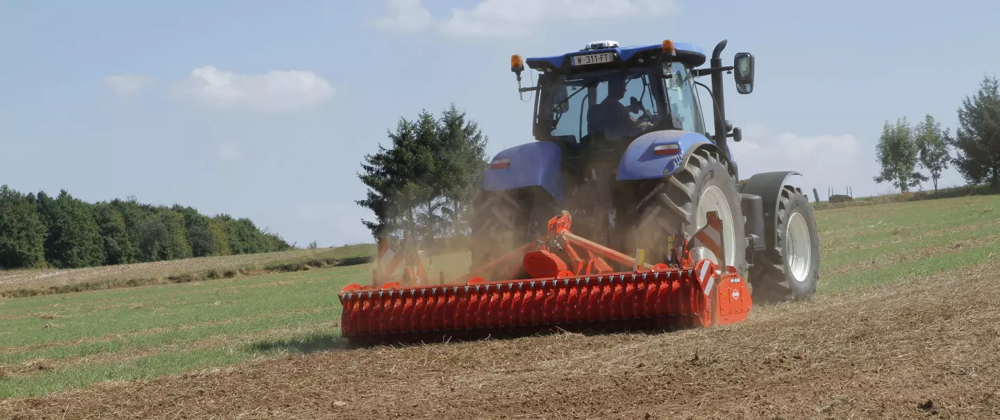 HR 4020 típusú forgóborona munkavégzés közben