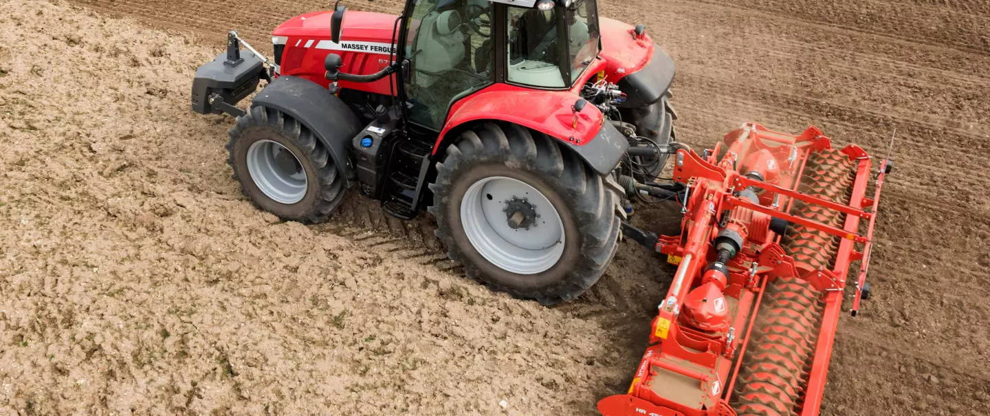 HR 4504 típusú forgóborona munkavégzés közben