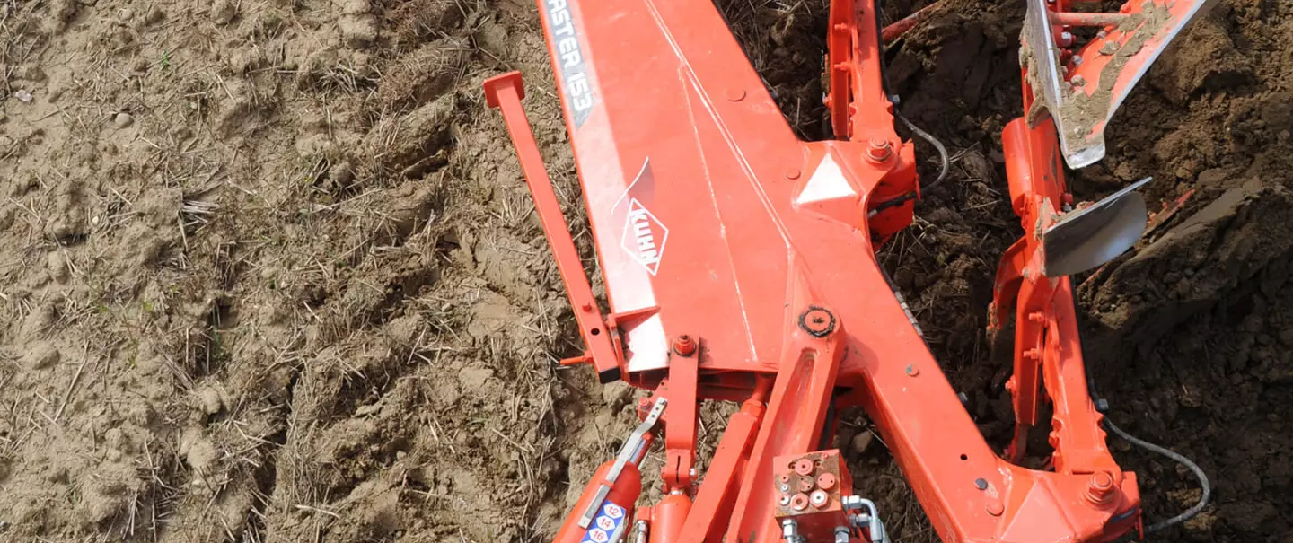 The reinforcing triangle ensures the right balance of weight and strength for your plough.