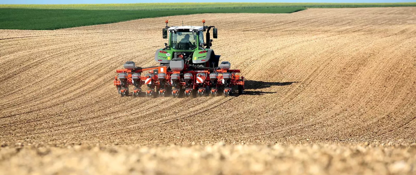 Air Precision Seed Drill MAXIMA 3 at work