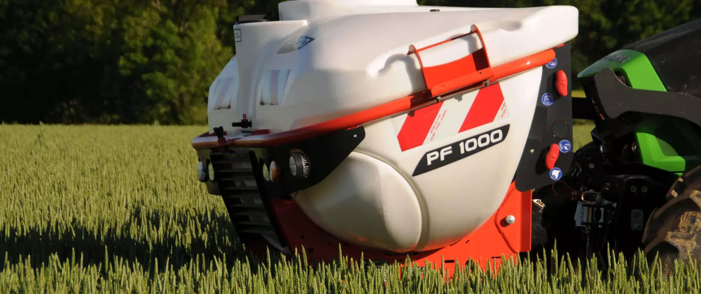 PF 1000 ALTIS 2-vel gépkombinációban, munkavégzés közben, oldalnézetben