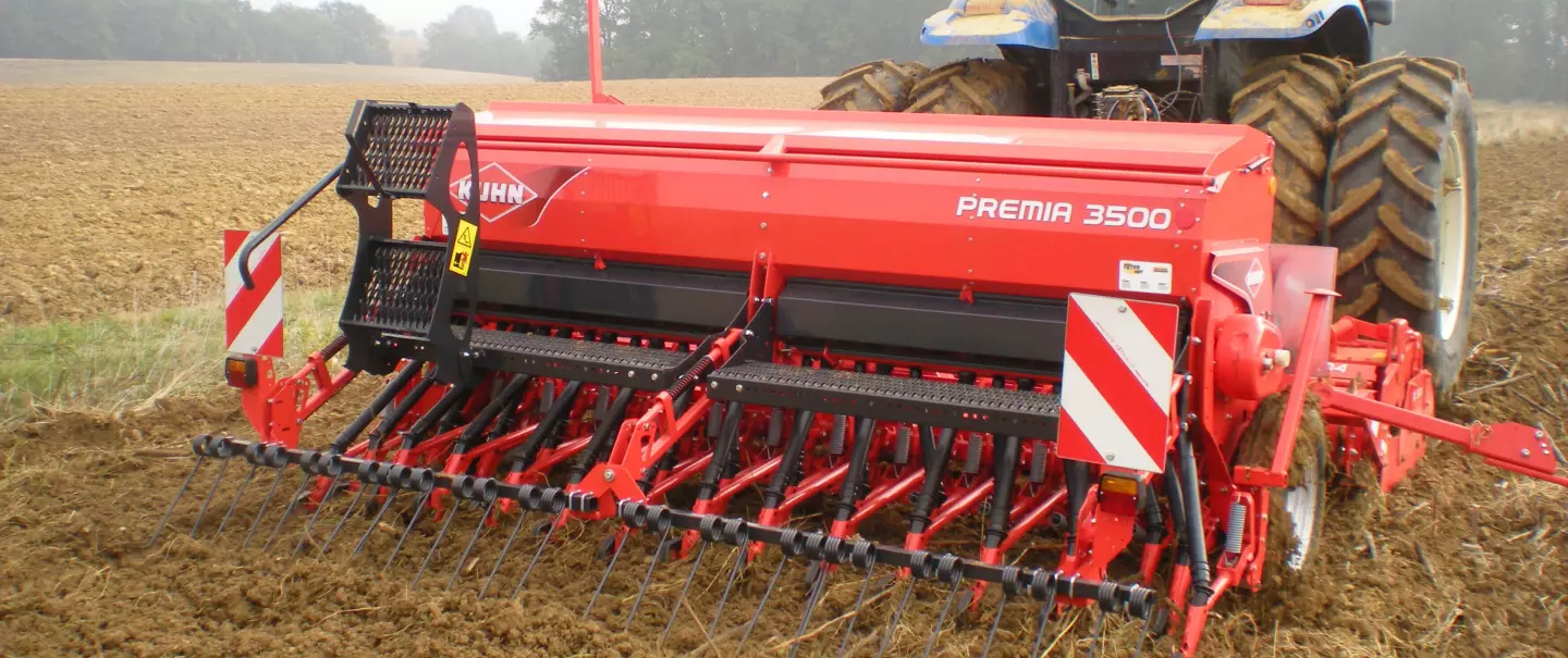 PREMIA 3500 és HR 3504 vetőgép-kombináció munkában