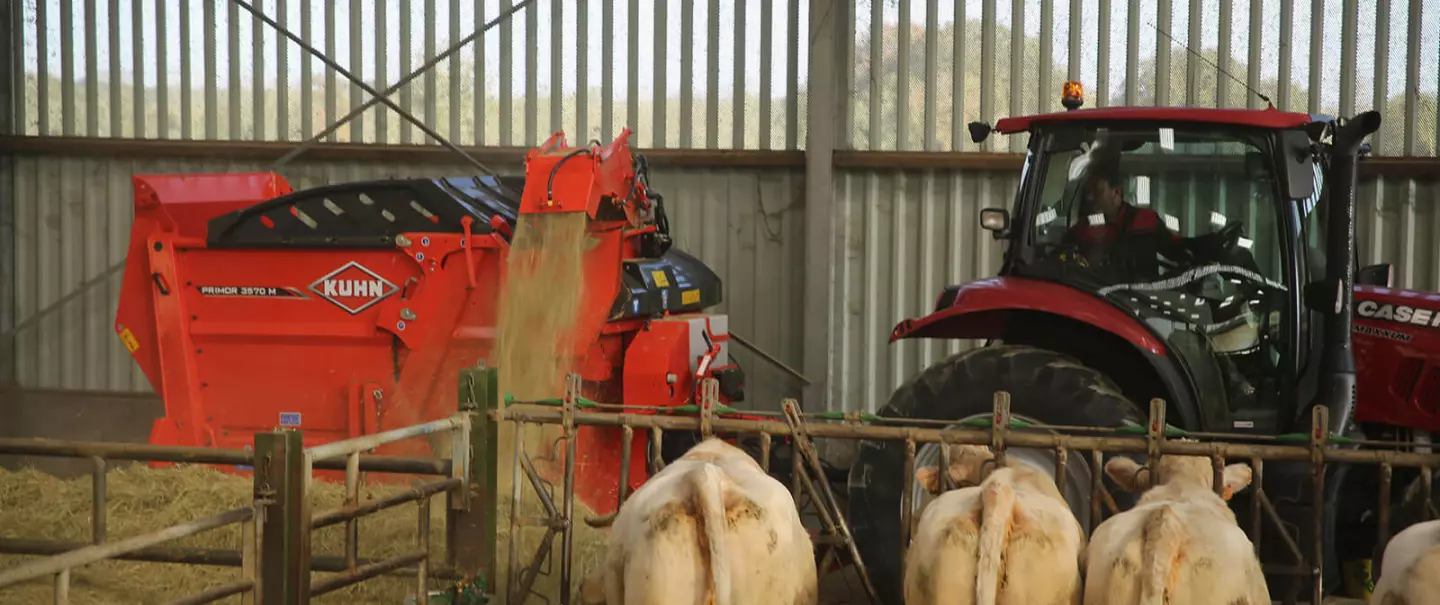 A KUHN PRIMOR 3570 M feltöltése