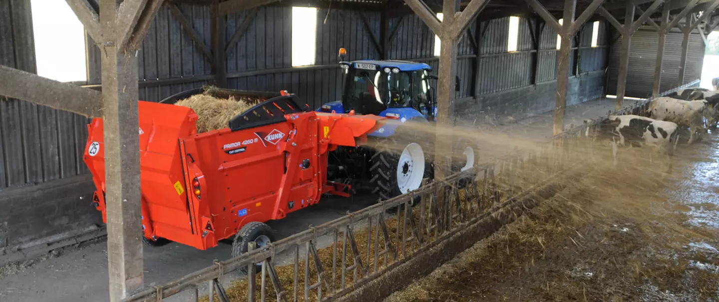 Pailleuse hacheuse distributrice KUHN PRIMOR 4260 M CUT CONTROL en mode paillage