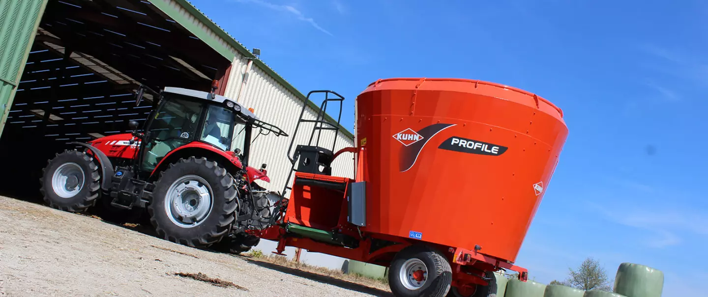 PROFILE 1 CL takarmánykeverő-kiosztó kocsi munka közben