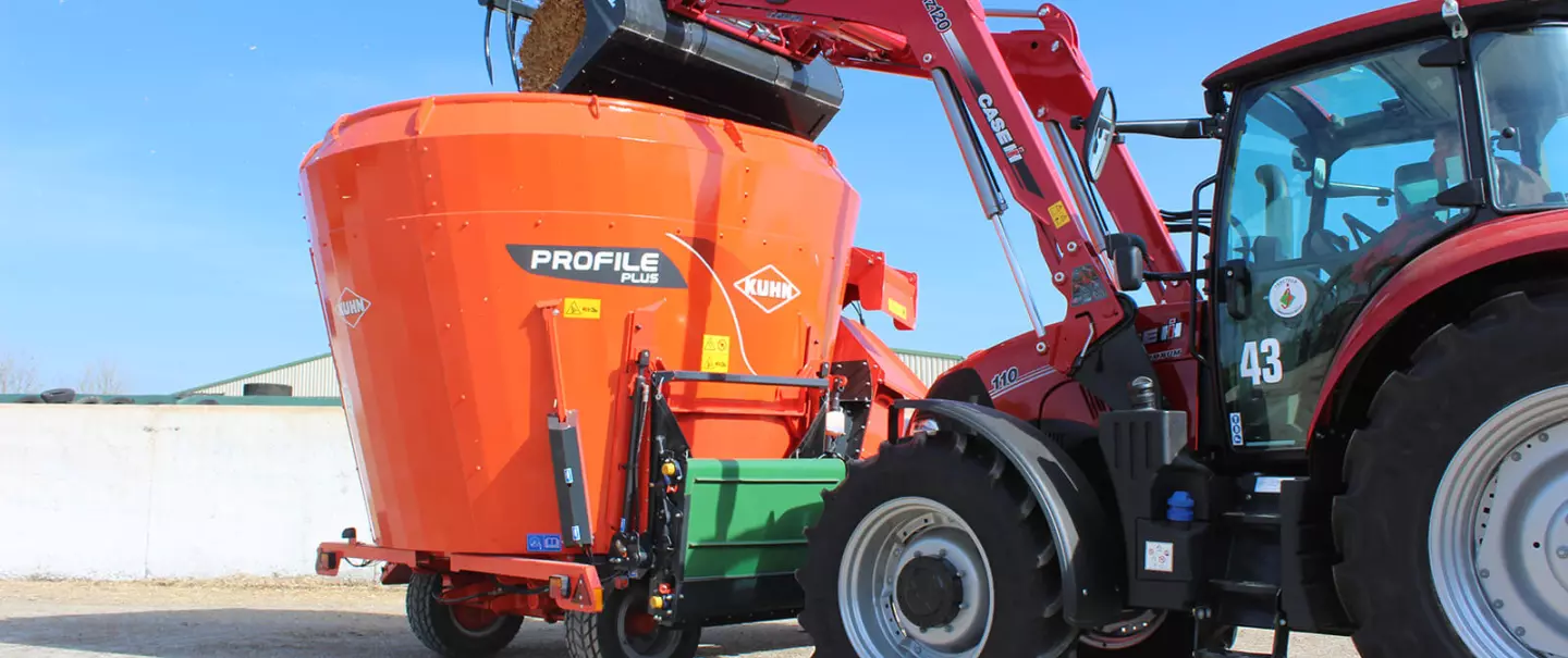 PROFILE PLUS 1 DL takarmánykeverő-kiosztó kocsi munka közben
