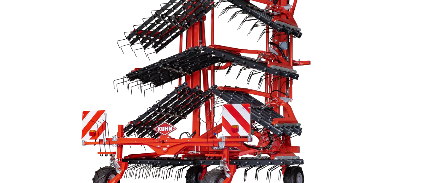 Photo de la herse étrille TINELINER dans un champ d'orge